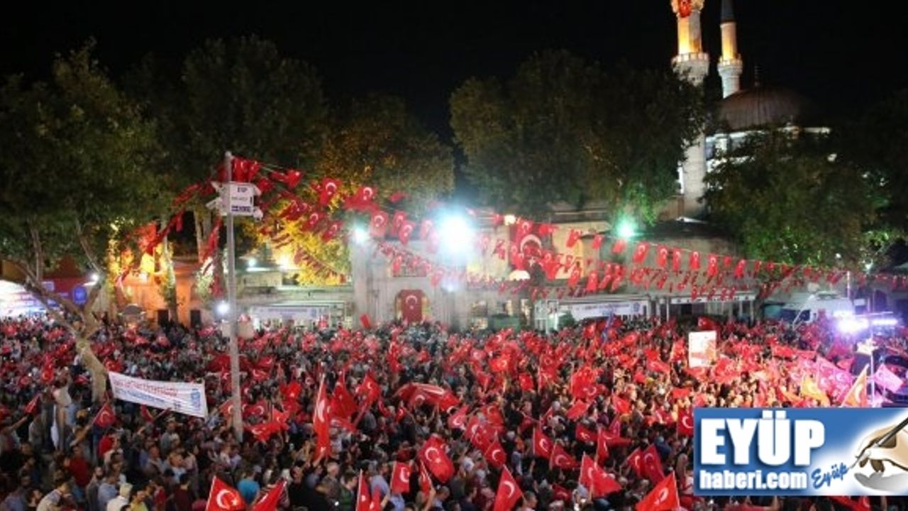Eyüp Meydanı'nda Demokrasi Nöbeti  Sabah Namazına Kadar Sürüyor