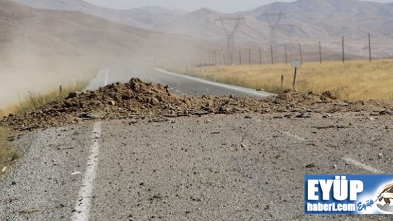 Van Özalp karayolunda askeri aracın geçişi sırasında patlama