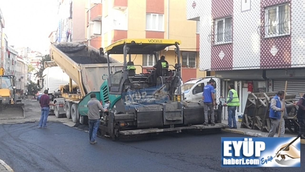 Eyüp'te asfaltlama çalışmaları devam ediyor