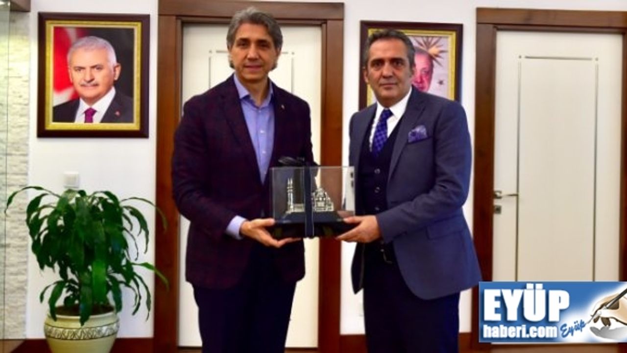Ünlü sanatçı Yavuz Bingöl, Sulukule Sanat Akademisi’ni ziyaret etti