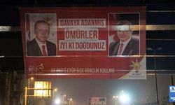 Erdoğan ve Davutoğlu'na doğum günü pankartı