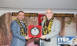 Eyüp Belediye Başkanı Remzi Aydın Şampiyona  kupasını verdi