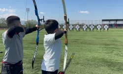 Düzce’de genç okçular hedefi vurdu