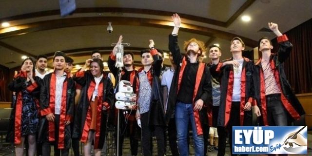 Kalp nakli bekleyen liseliye hastanede diploma sürprizi