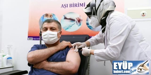 İlk Koronavirüs Aşısı Sağlık Bakanı Fahrettin Koca’ya yapıldı