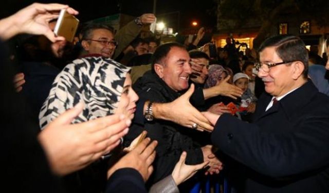 Başbakan Davutoğlu, Eyüp Sultan Camii'nde akşam namazı kıldı