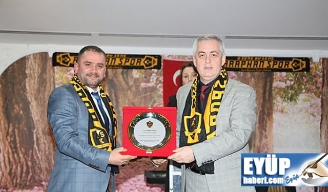 Eyüp Belediye Başkanı Remzi Aydın Şampiyona  kupasını verdi