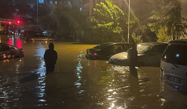 İstanbul'u sel vurdu! Arnavutköy ve Başakşehir'de hayat felç oldu