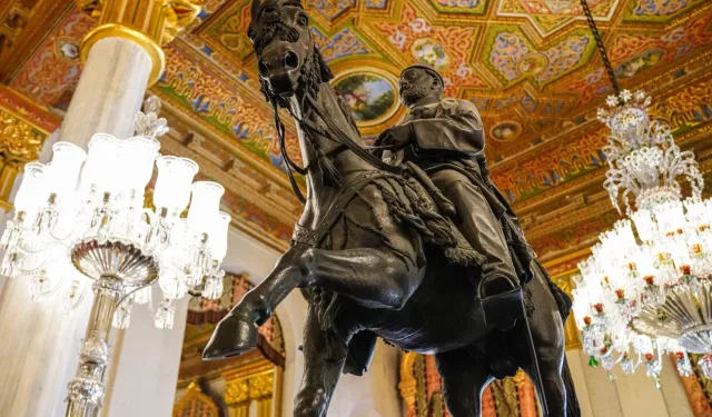 Sultan Abdülaziz’in atlı heykeli Beylerbeyi'nde ziyaretçilerini bekliyor