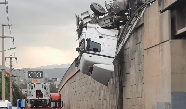 İzmir'de viyadükte asılı kalan tır şoförü kurtarıldı