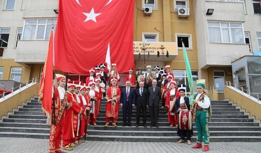 Liseliler Başkan Aydın&#039;ı mehterle karşıladı