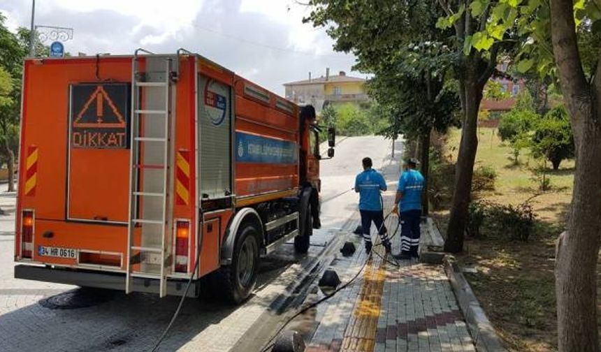 Akşemsettin Mahalle Muhtarı Hakan Demir Belediye hizmetleri ile ilgili açıklamada bulundu;  

Vatandaşlarımız adına isteğimiz üzere İstanbul Büyükşehir Belediyesi İstaç Müdürlüğü tasarrufu ile Mahallemizin Cengiz Topel Caddesi ve Alperen Caddesi yaya yolu düzenli olarak yıkanarak temizle çalışmaları yapılmaktadır.