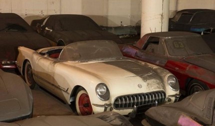 Alman asıllı Amerikalı ressam Max Peter Max’a ait bazıları 60 yıllık 36 Corvette marka otomobil, geçen yaz Amerikalı milyarder Heller Ailesi’nin adı açıklanmayan bir üyesi tarafından keşfedilip satın alındı.