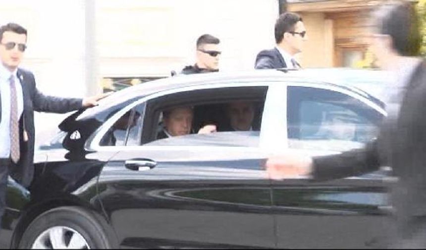 Ahmet Davutoğlu'nun Başbakanlık koltuğunu bırakacağını açıklamasının ertesi günü Cumhurbaşkanı Tayyip Erdoğan'ın makam arabasında Numan Kurtulmuş'un förülmesi değişik yorumlara neden oldu. Yeni başbakan Numan Kurtulmuş mu dedirtti.