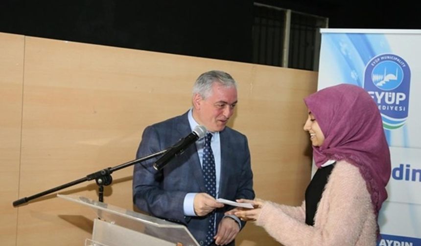Belediye Başkanı Remzi Aydın,  Mareşal Fevzi Çakmak Mesleki ve Teknik Anadolu Lisesi&#039;nde 323,  Haydar Akçelik Mesleki ve Teknik Anadolu Lisesi&#039;nde ise 293 lise son sınıf öğrencisine eğitim desteklerini dağıttı. Her zaman eğitimin ve öğrencilerin yanında olduğunu vurgulayan Başkan Aydın, kapısının tüm öğrencilere ve eğitmenlere açık olduğunu belirtti.