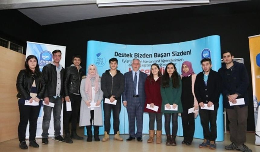 Eyüp Belediye Başkanı Remzi Aydın “Destek Bizden Başarı Sizden” projesi kapsamında Mareşal Fevzi Çakmak Mesleki ve Teknik Anadolu Lisesi ile Haydar Akçelik Mesleki ve Teknik Anadolu Lisesi&#039;nde öğrencilere eğitim desteklerini dağıttı.Başkan Aydın ayrıca okullarda öğrencilerle düzenlenen söyleşi programında tecrübelerini aktardı.