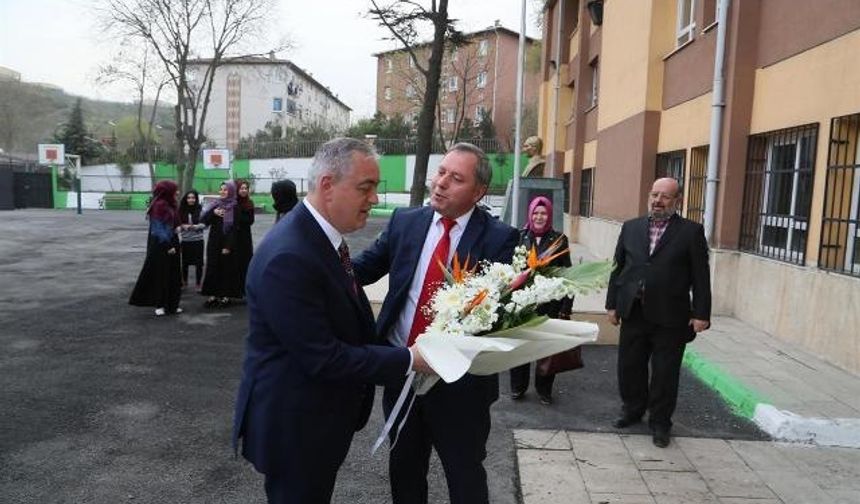 Eyüp&#039;te lise öğrencileri tarafından oluşturulan ilk Mehter Takımı olan Otakçılar Anadolu İmam Hatip Lisesi Mehter Takımı, Belediye Başkanı Aydın&#039;a okul ziyareti sırasında unutulmaz bir sürpriz gerçekleştirdi.