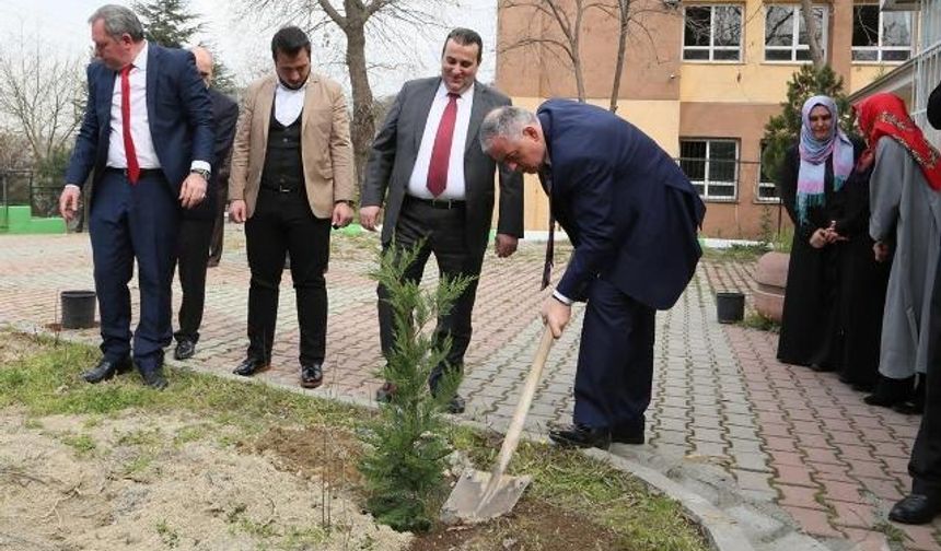 Başkan Aydın yine söyleşi için gittiği Alibeyköy Kız Anadolu İmam Hatip Lisesi&#039;nde ise Okul Müdürü İsmail Hakkı Bodur tarafından kapıda çiçekle karşılanırken, okulun bahçesine çam fidanı dikti.