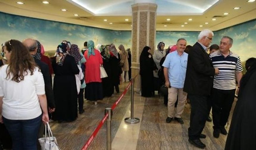 Eyüp Belediye Başkanı Remzi Aydın’ın bizzat projelendirdiği vizyon etkinliklerden biri olan Eyüp Sultan’dan Mevlana’ya Vuslat Yolculuğu, projesi bu yıl da devam edecek. Geçtiğimiz yıl binlerce Eyüplüyü Mevlana ile buluşturan ve Yüksek Hızlı Trenle yapılan ilk kültür gezisi olma özelliği taşıyan proje 6 belediye tarafından da örnek alınarak hayata geçiriliyor.