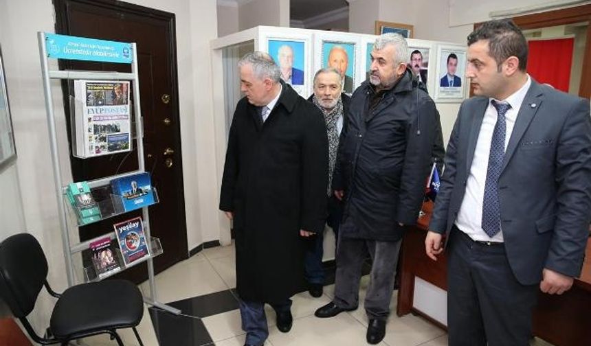 Vatandaş odaklı yönetim anlayışı ile sık sık mahalle ziyaretlerinde bulunan Eyüp Belediye Başkanı Remzi Aydın, Yeşilpınar Mahallesi sakinleriyle bir araya geldi
Yeşilpınar mahalle sakinlerine ziyaret gerçekleştiren Başkan Remzi Aydın, depreme karşı dayanıksız olduğu belirlenen Merkez Camii&#039;nin yıkım çalışmalarını da kontrol ederek yetkililerden bilgi aldı. Yeşilpınar Mahallesi Girne Caddesi üzerinde bulunan Yeşilpınar Merkez Camii’nin çevresini ve içini gezen Başkan Aydın’a Yeşilpınar mahalle sakinleri de eşlik etti.