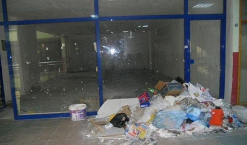 Sultan Center’da bulunan mağaza ve dükkanlar bir bir kapanıyor. Dükkanların bir çoğu yıkılmış harabeyi andırıyor. Tavan döşemeleri dökülüyor. Parçalar insanlar için tehlike oluşturuyor. 

Sultan Cernter içinde İstanbul Büyükşehir Belediyesine bağlı İsmek Kursu, birkaç dernek, bir market,Turyap, Avcılar kulübü, Sürücü kursu düğün salonu kuaför, eczane, Özel Güvenlik Şirketi, Sivil toplum kuruluşu ve kapalı otopark bulunuyor.