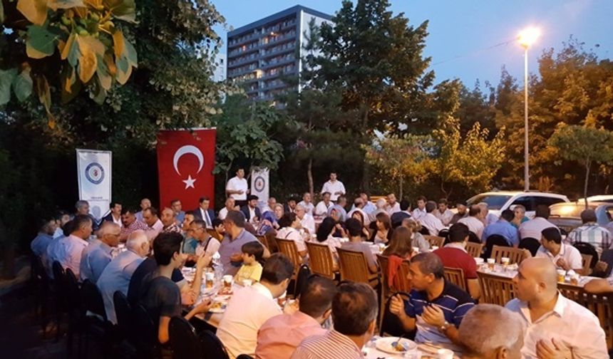 Eyüp Akşemsettin Mahalle Muhtarlığı Eyüp gümüşhaneliler Yaylım Köyü Derneğinde iftar verdi.
Akşemsettin Mahalle muhtarı Hakan Demir&#039;in düzenlediği iftar proğramına Eski Bakanlarda Lütfullah Kayalar, Saadet Partisi ilçe Başkanı İlker çiftçi, Gümüşhaneller dernek Başkanı Celal demir, Büyük Osmanlı derneği Başkanı Bayram demir, Eyüp Belediyesi Yazı işleri Müdürü Cevdet Yıldız Sivil toplum Kuruluşları Başkanları ile  Akşemsettin mahalle sakinleri katıldılar.