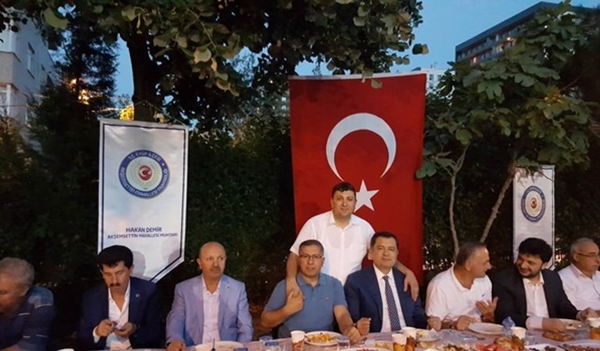 Akşemsettin Mahalle Muhtarı Hakan Demir yaptığı açıklamada;
Sayın bakanım çok kıymetli misafirlerimiz bu gün düzenlemiş olduğumuz iftar proğramımızda bizleri yalnız bırakmadığınız için çok teşekkür ederim Hepinizden Allah razı olsun.
Başı rahmet, ortası mağfiret ve sonu cehennemden azad olan Ramazan-ı Şerif ayında insanlar birbirlerine daha fazla yüreğini açmalı, küskünlükler bitirilmeli, çocuklar sevindirilmeli, büyükler hatırlanmalıdır.