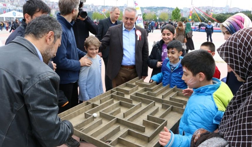 Eyüp Belediye Başkanı Remzi Aydın festivalde çocuklara; “Bu sene farklı bir 23 Nisan kutlayalım dedik. İnşaallah bu anlayışla gelecek senelerde de devam edeceğiz. Hep beraber daha güzel nice 23 Nisanlar, bayramlar kutlayacağız” dedi.