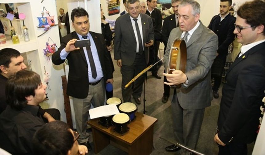 Fuar içinde yer alan Engelsiz Dünya Platformu kapsamında Eyüp Belediyesi de ESER ve Şeker Hayat&#039;ın özel çocuklarının el emeği ürünlerinin yer aldığı bir standla fuara katıldı. Bakan Ünal&#039;ın da ziyaretinde tebrik ettiği Eyüp Belediyesi standı vatandaşlar tarafından da büyük ilgi gördü.