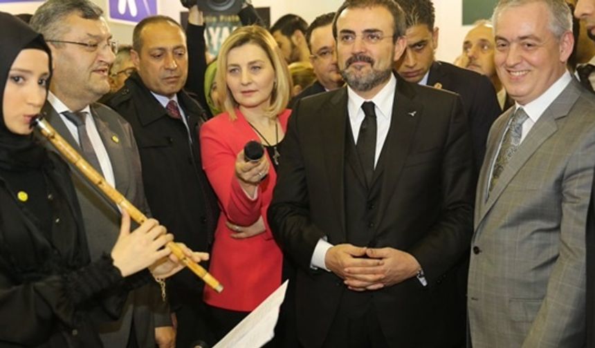 Eyüp Belediyesi&#039;nin ESER ve Şeker Hayat projelerinde yer alan öğrencilerin el emeği göz nuru eserlerinin yer aldığı standı gezen Kültür ve Turizm Bakanı Mahir Ünal, burada özel çocukların icra ettiği şarkıları dinledi. Bir süre ESER ve Şeker Hayat&#039;ın özel çocukları ile sohbet de eden Bakan Ünal, &quot;Her birinizi tek tek tebrik ediyorum. Derler ki; insanın en mutlu olduğu zaman, yeteneklerinin işlediği, çalıştığı zamandır.