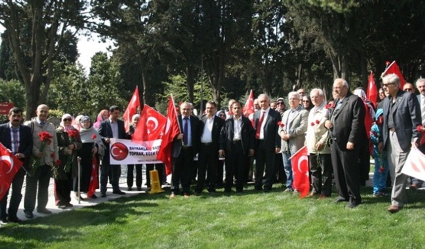 Türk Polis teşkilatının kuruluşunun 171'inci yıl dönümü nedeniyle, Emekli Polis memurları Yardımlaşma Ve Dayanışma Derneği (EMPOLMED) yöneticileri ve üyeleri bugün İstanbul'da Edirnekapı Şehitliği'nde bulunan Polis Şehitliğini ziyarette bulundular.