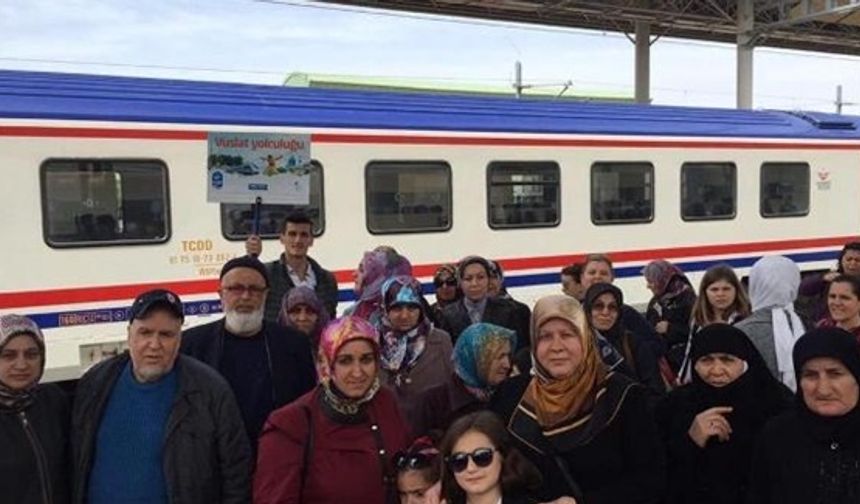 2015 yılı Mart ayında başlayan projede 11 bin 636 Eyüplü Konya&#039;da Mevlana ile buluştu. Yaz boyunca da devam eden projede Yüksek Hızlı Trenle toplamda 138 sefer gerçekleştirildi. Bir belediye tarafından Yüksek Hızlı Tren’le (YHT) yapılan ilk kültür gezisi olma özelliği de taşıyan Vuslat Yolculuğu diğer belediyelere de örnek oldu. Eyüp Sultan’dan Mevlana’ya Vuslat Yolculuğu için 4 bin 160 Eyüplü sıra bekliyor. Bu yıl ise bin 705 kiyi ön kayıt yaptırdı. Bugün itibariyle toplam 5 bin 865 kişi daha 80&#039;er kişilik gruplar halinde bu yıl da Konya Vuslat Yolculuğu&#039;na çıkma fırsatı yakalamış olacak.