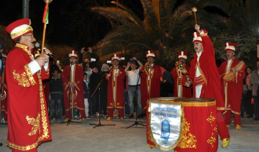 VATANDAŞLAR, "Üç ayların başlangıcı" olarak nitelendirilen Regaip Kandili için bu akşam camilere akın etti.