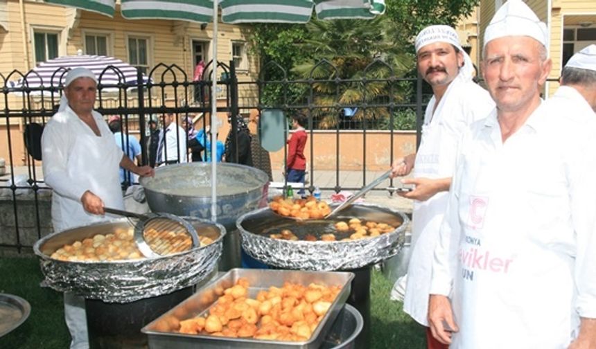 Eyüp Sultanda bulunan İş Dünyası Vakfı her yıl geleneksel olarak lokma dağıtıyor.