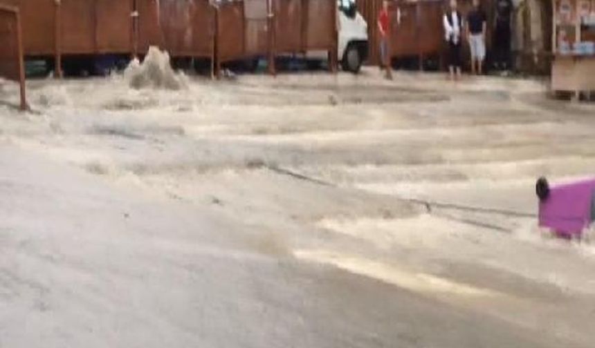 Eyüp Sultan Camii çevresinde bayram namazının hemen ardından sel nedeniyle vatandaşlar zor anlar yaşadı. Sel çöp kutularını sürükledi.