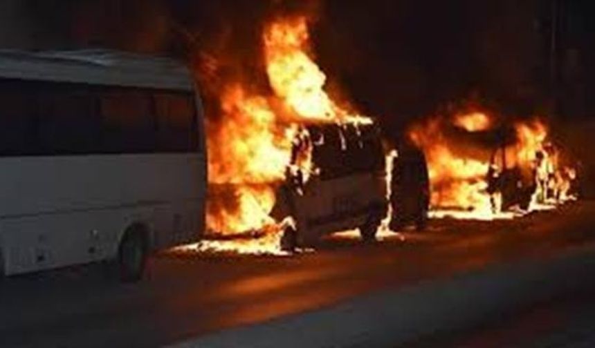 Gaziosmanpaşa ve Sultangazi&#039;de 18 araç kundaklandı