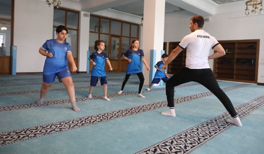 Eyüpsultan 5. Levent Camii'nde karate eğitimi