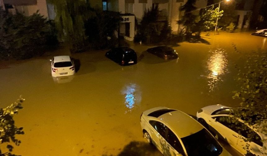 İstanbul'u sel vurdu! Arnavutköy ve Başakşehir'de hayat felç oldu