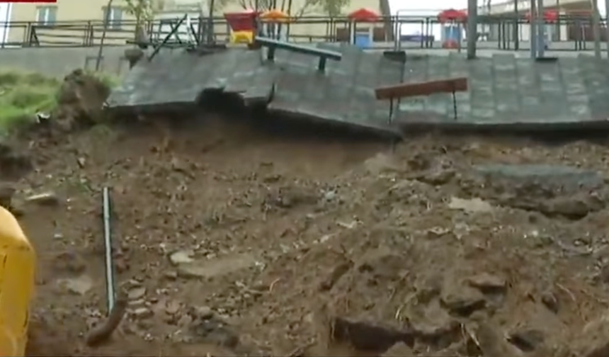 İstanbul'da yoğun yağış toprak kaymasına neden oldu
