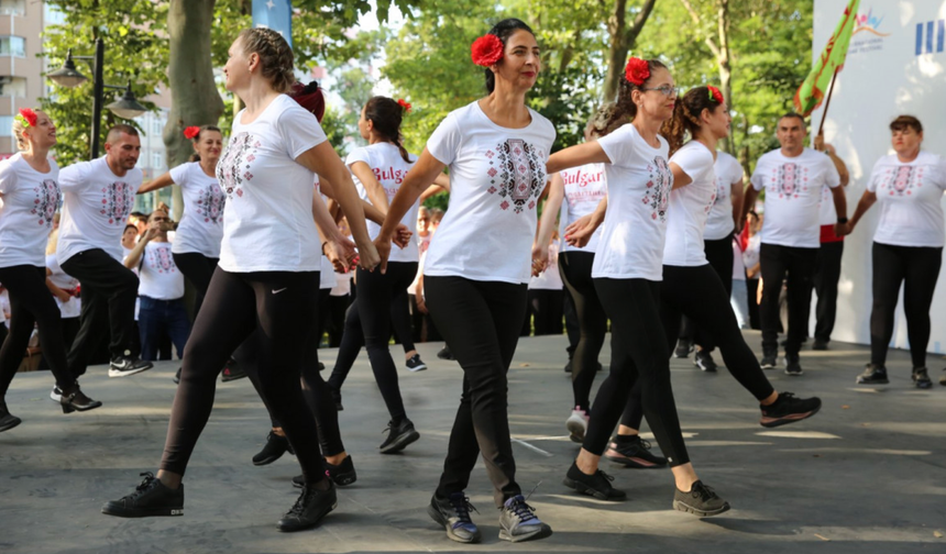 Eyüpsultan Belediyesi, “Dünya Müzik Günü”nde III. International İstanbul Dans ve Müzik Festivali’ne ev sahipliği yaptı. Birçok farklı ülkenin halk danslarının sergilendiği festivalde Türkiye’den Ankara Sanat Kulübü dans toplulukları sahne aldı.