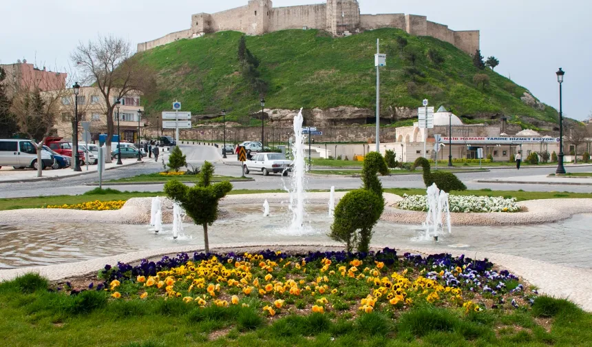  Gaziantep'te tarihi bölgede otopark sorununa pratik çözüm!