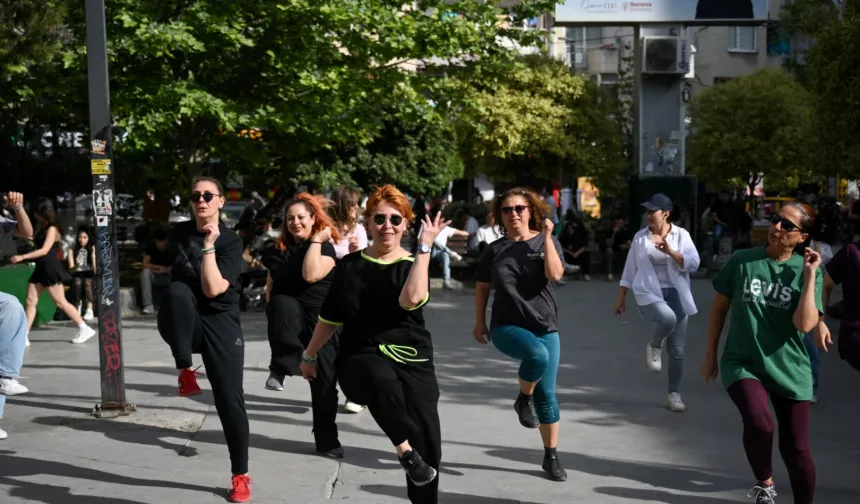 Gençlik coşkusu Bornova sokaklarında yükseliyor