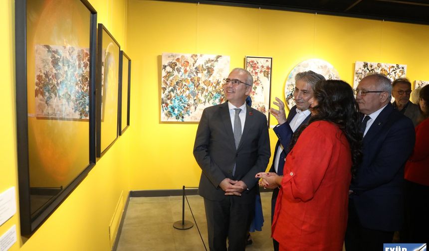 Eyüplü sanatseverler 'İzlerin Ötesinde Karma Resim Sergisi' nde buluştu