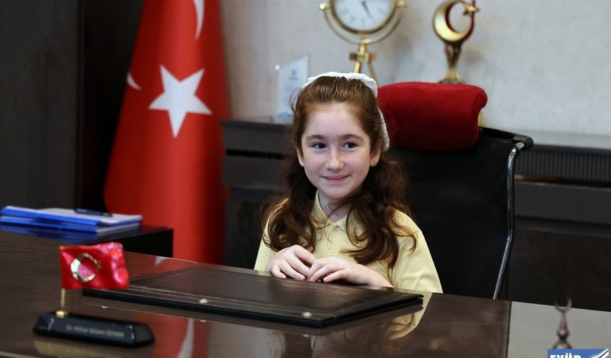 Başkan Özmen makam koltuğunu minik öğrencilere devretti