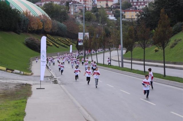 Gaziosmanpaşa’da 29 Ekim Cumhuriyet Bayramı kapsamında  “Cumhuriyet Koşusu” düzenlendi. Bu yıl ilki düzenlenen koşuya miniğinden büyüğüne 800 spor tutkunu katıldı.