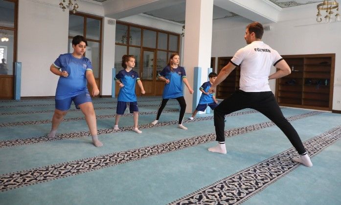 Eyüpsultan 5. Levent Camii'nde karate eğitimi